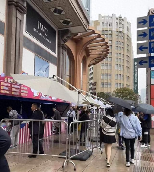 了！”上海这里又排疯了！有人凌晨两三点赶来只为买买买AG旗舰厅网站首页“6点就起床‘打江山’结果还是晚(图2)