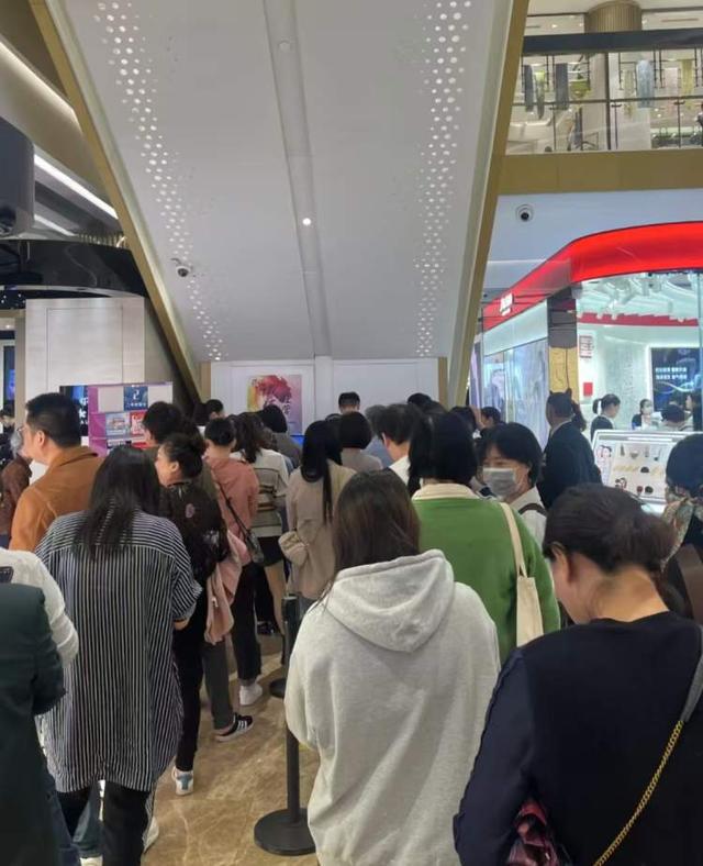 了！”上海这里又排疯了！有人凌晨两三点赶来只为买买买AG旗舰厅网站首页“6点就起床‘打江山’结果还是晚(图4)